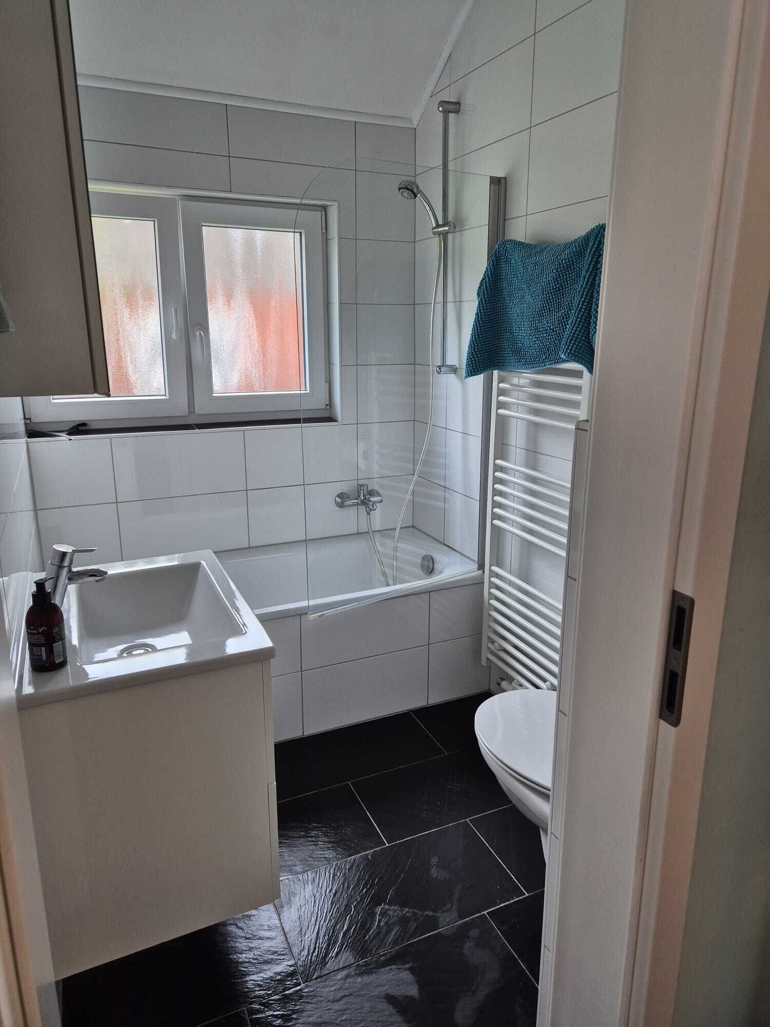 Ensemble douche/baignoire, sèche-cheveux, serviettes fournies, savon