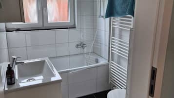 Ensemble douche/baignoire, sĂšche-cheveux, serviettes fournies, savon