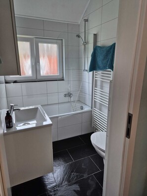 Kombinert dusj/badekar, hårføner, håndklær og såpe