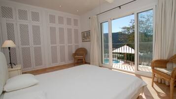 5 makuuhuonetta, tallelokero huoneessa, silitysrauta/-lauta