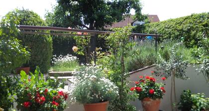 Spacious, very quiet apartment with balcony to the South in well-kept villa