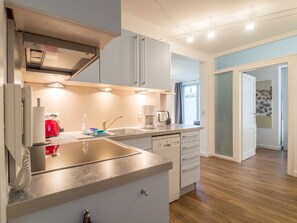 Køleskab, opvaskemaskine, højstol