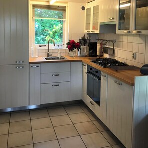 Fridge, microwave, oven, stovetop - Vacation home in picturesque Noordholland on a large plot, close to the beach (Sint Maartensvlotbrug)