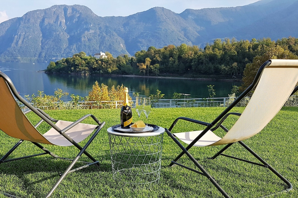 Brandnew apartment with stunning view, garden and pool