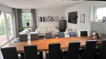 TV connectée, cheminée, jeux vidéo, lecteur de DVD