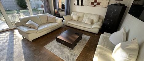 Smart-tv, eldstad, tv-spel och dvd-spelare