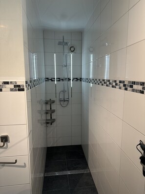 Een douche, een haardroger, handdoeken