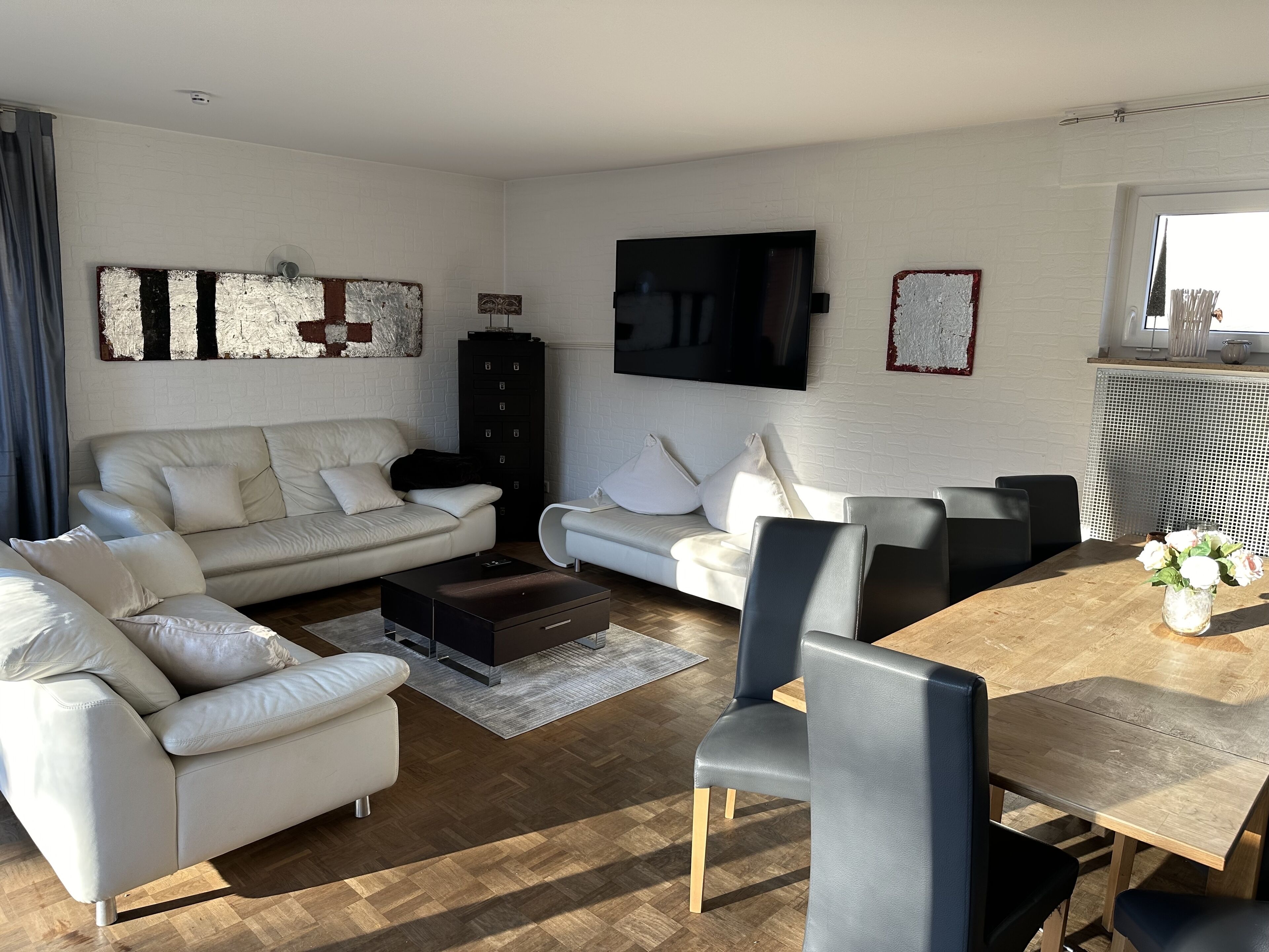 Een smart-tv, een open haard, videogames en een dvd-speler