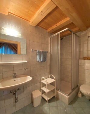Douche, sĂšche-cheveux, serviettes fournies, savon