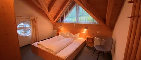 3 bedrooms, travel crib, WiFi, bed sheets