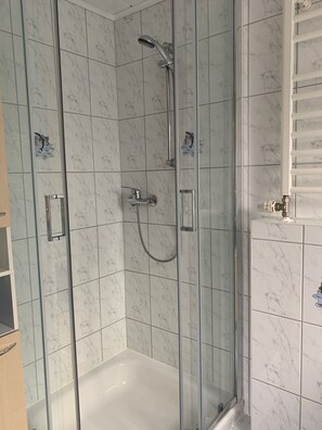 Shower, towels, soap, toilet paper - Vacation, rest and relaxation in a relaxing natural (Rappin OT Helle)