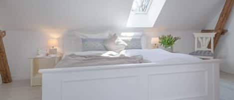 2 bedrooms, iron/ironing board, travel cot, free WiFi