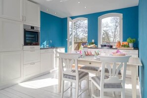 Fridge, oven, stovetop, dishwasher