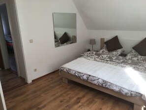 2 slaapkamers, een strijkplank/strijkijzer, wifi, beddengoed