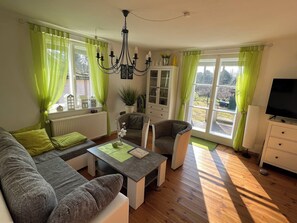 Fernseher, Bücher, Stereoanlage