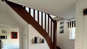 Un escalier avec des balustrades en bois menant à un palier.