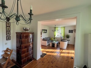 Fernseher, Bücher, Stereoanlage