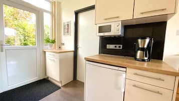 Een koelkast, een magnetron, een oven, een kookplaat