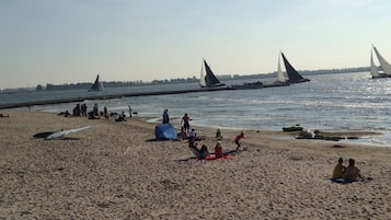 Plage à proximité, chaises longues