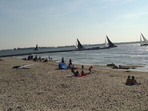 Beach nearby, sun loungers - Friendly bungalow behind the dike to the IJsselmeer and beach - Wi-Fi (Lemmer)