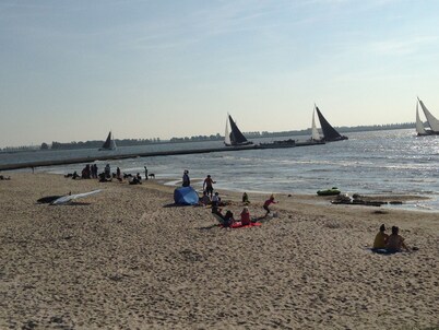 de bungalows detrás del dique a la IJsselmeer y de la playa - Wireless