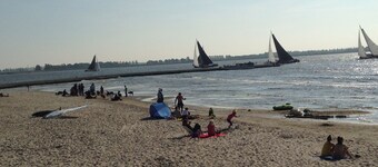 Friendly bungalow behind the dike to the IJsselmeer and beach - Wi-Fi