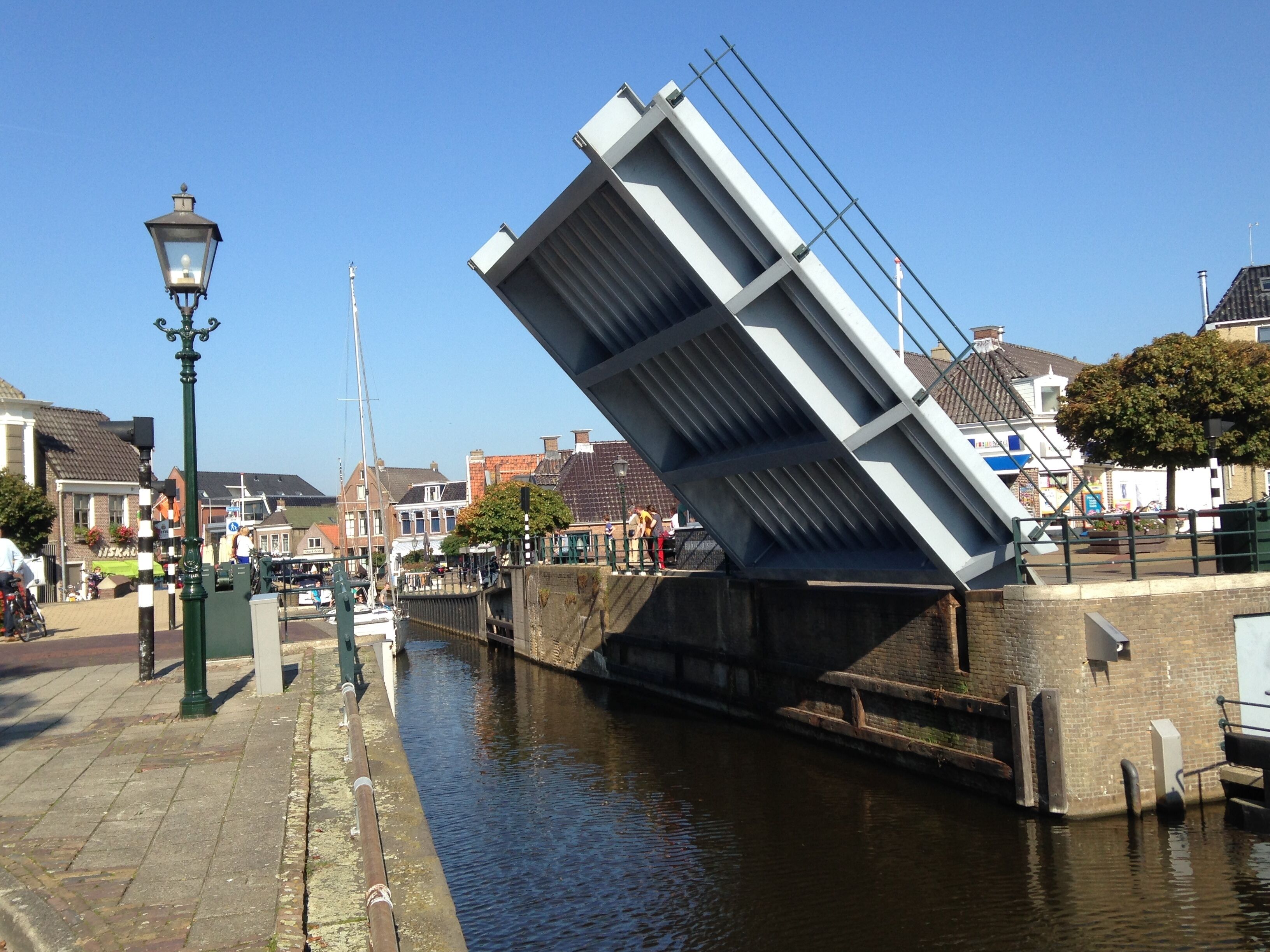 Un puente sobre un canal con una pasarela peatonal a la izquierda.