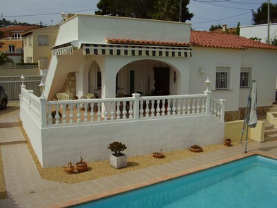 Comfortable bungalow with a Mediterranean flair / Free WiFi