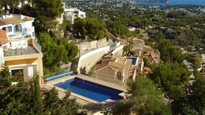 Un quartier résidentiel doté d’une piscine, de maisons et offrant une vue sur la mer.