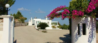 Private Family Villa with Pool & Garden, 3km from Beach, Relaxing Location
