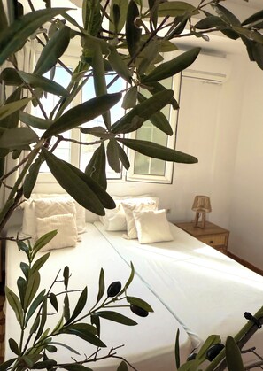 4 bedrooms, iron/ironing board, free WiFi, bed sheets