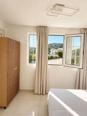 4 bedrooms, iron/ironing board, WiFi (free), bed sheets