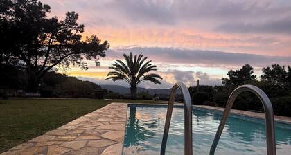 Villa avec piscine privée, endroit calme, grand jardin, parking, à 3 km de la plage