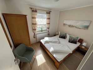 1 bedroom, bed sheets