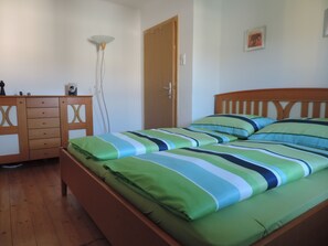 3 habitaciones, tabla de planchar con plancha y cuna de viaje 