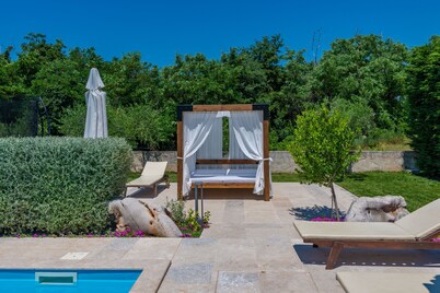 Pet friendly, all rooms air conditioned, only 3km from the beach