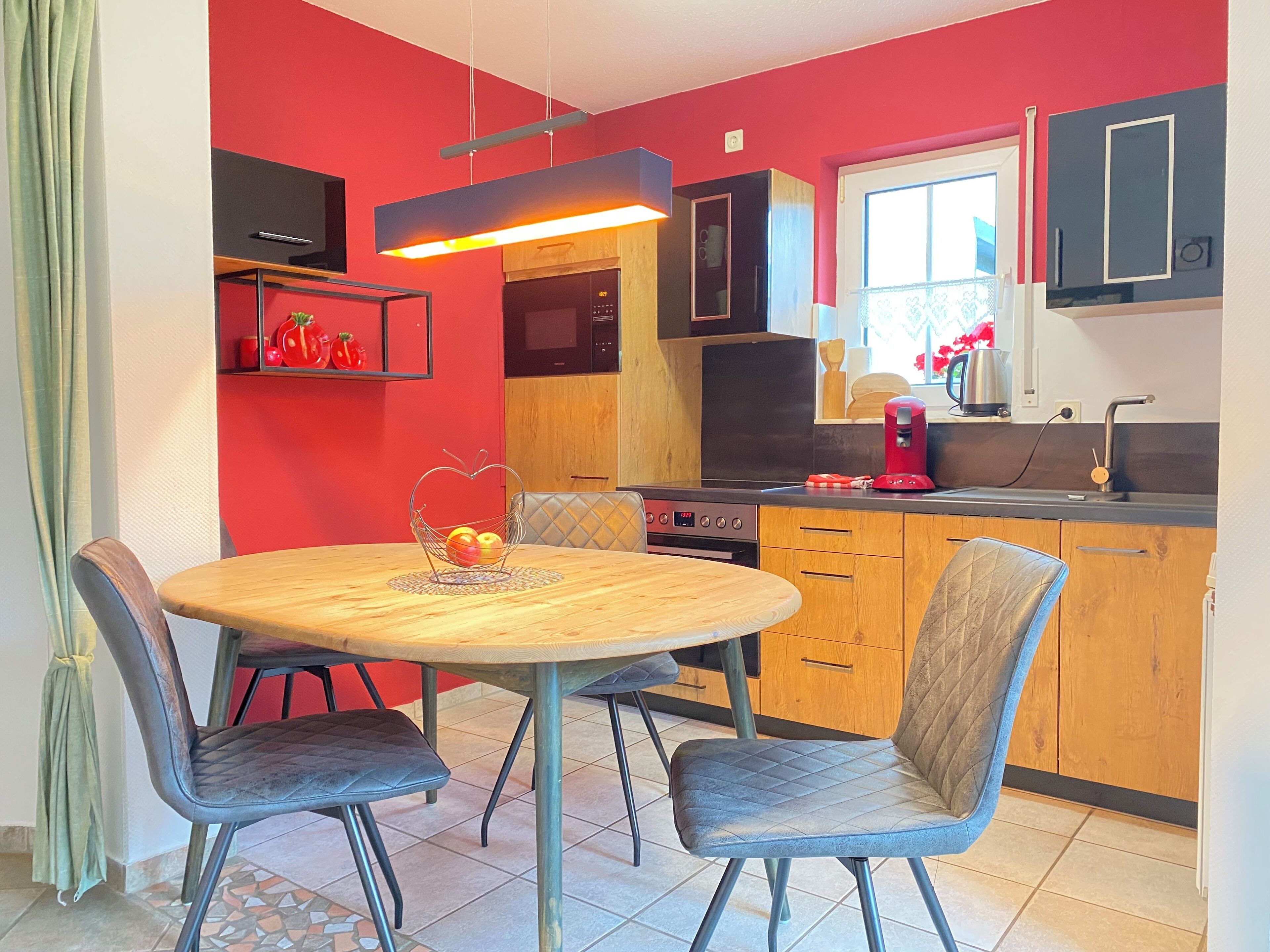 冷蔵庫、電子レンジ、オーブン、コンロ