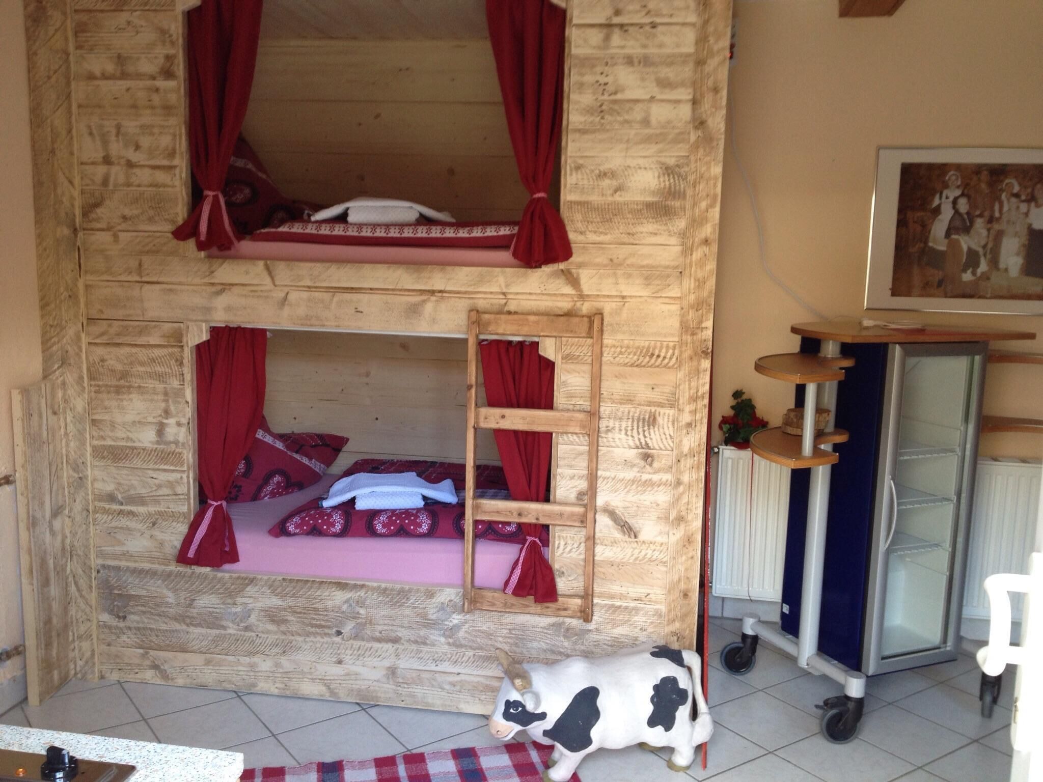 3 habitaciones, tabla de planchar con plancha y cuna de viaje 