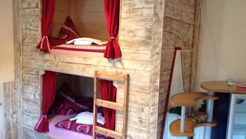 3 chambres, fer et planche à repasser, lit de bébé portatif