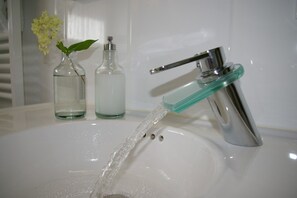 Dusche, Haartrockner, Handtücher, Seife