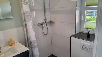 Douche, sĂšche-cheveux, serviettes fournies, savon