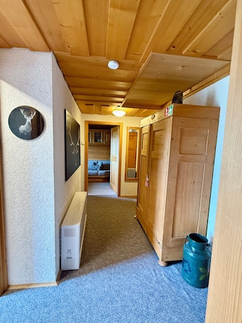 Intérieur. Au milieu du domaine skiable et de randonnée Bödele