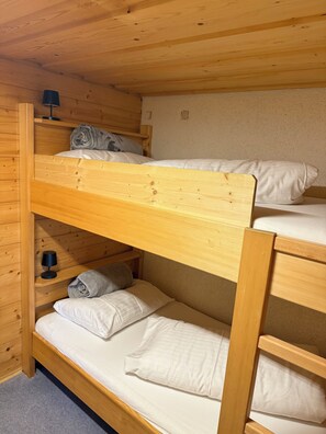 2 bedrooms, travel cot, free WiFi, bed sheets