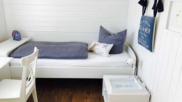 4 bedrooms, desk, travel cot, WiFi