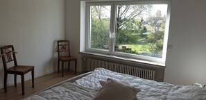 2 bedrooms, travel crib, free WiFi, bed sheets - Quiet 67 m² apartment in the beautiful green of Bad Urach (Bad Urach)