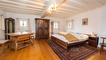 3 bedrooms, desk, iron/ironing board, free WiFi