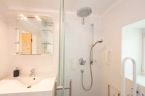 Ducha, secador de pelo, bidet, toallas