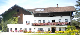 Bucherhof idyllic single location near the forest with its own lake, pure nature.