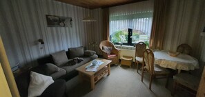 TV, books - Small and cozy holiday home. Quiet Location (Bunde)