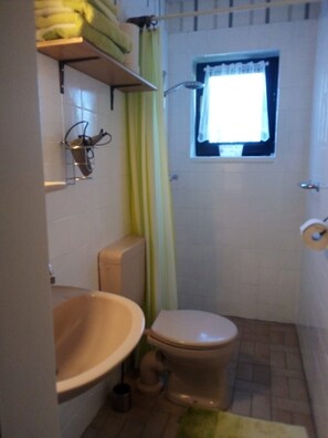 Shower, hair dryer, towels, soap - Small and cozy holiday home. Quiet Location (Bunde)